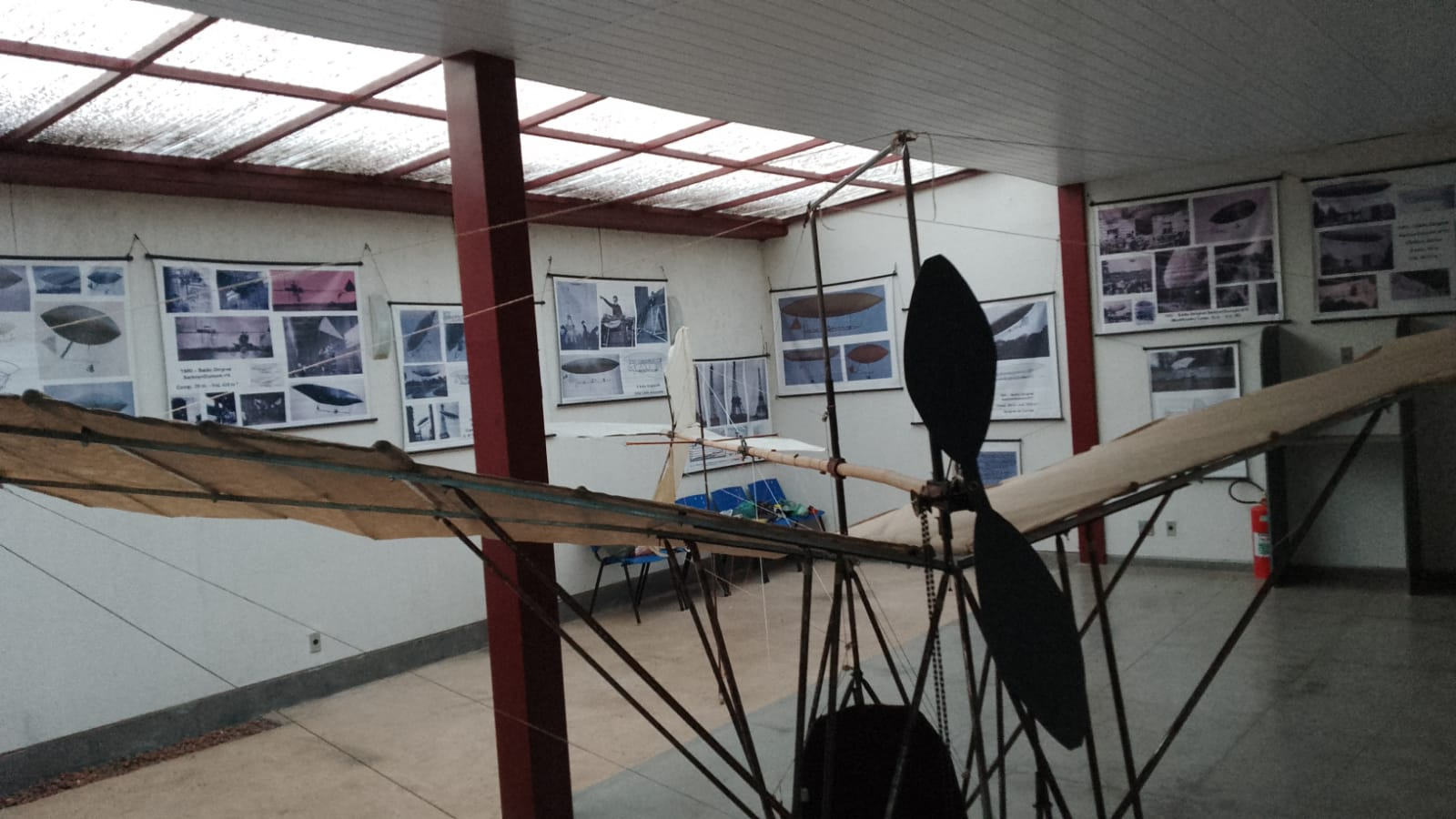Exposição na ALMG, em Belo Horizonte, celebra legado de Santos Dumont com réplicas e obras sobre o inventor